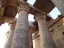 Egypt, duben 2013, mohutné sloupy v chrámu Kom Ombo