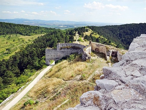 Čachtický hrad, Trenčín a Haluzická tiesňava