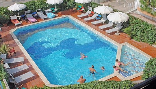 Lido di Jesolo, hotel President s bazénem (4)