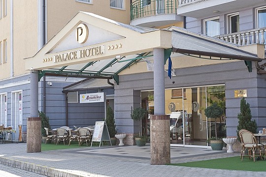 hotel Palace se vstupem do hevízského jezera