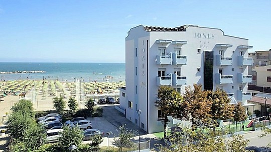 Hotel IONES (2)