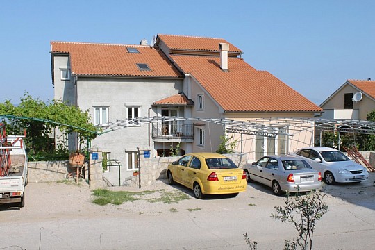 Apartmány a pokoje s parkovištěm  Njivice, Krk (4)