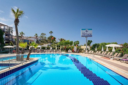 Titan Club (2)