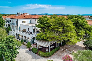 Nikola Hotel