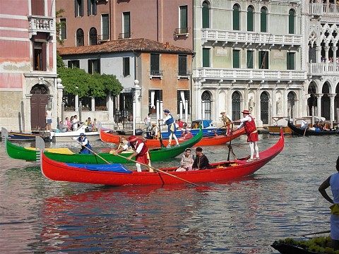 Benátky, ostrovy, slavnost gondol a Bienále s koupáním (2)