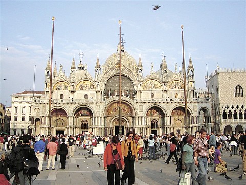 Benátky, ostrovy, slavnost gondol a Bienále s koupáním (3)