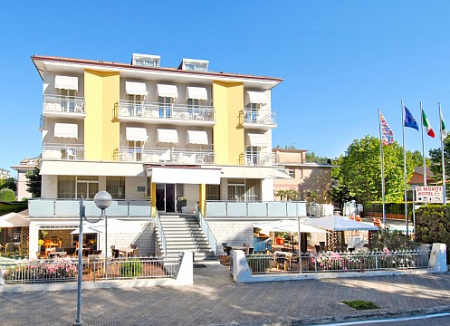 Hotel St. Moritz_ (2)